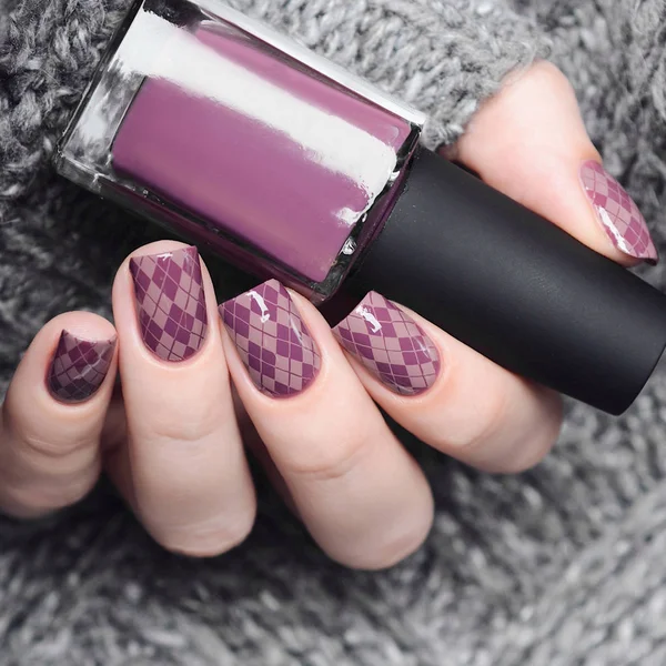 Purple manicure with rhombus print knitted sweater — 스톡 사진