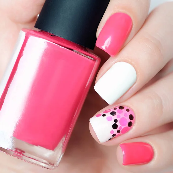 Heldere neon roze manicure met stippen geometrisch patroon — Stockfoto