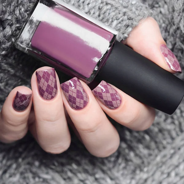 Purple manicure with rhombus print knitted sweater 로열티 프리 스톡 사진