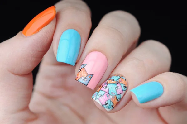 Bright manicure with print cat orange blue pink 스톡 이미지
