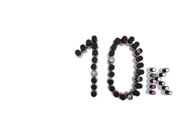 10k ya da 10,000 takipçi teşekkürler şirket sosyal medya hesabı teşekkür ederim beyaz arka planda tırnak cilası şişeleri afiş