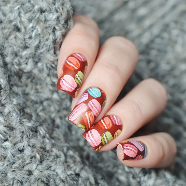 Bruine manicure met macarons cake melkchocolade — Stockfoto