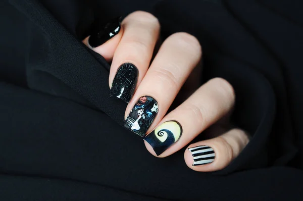 Nail Art nera manicure di Halloween nello stile di incubo prima di Natale con teschio e ragnatele — Foto Stock