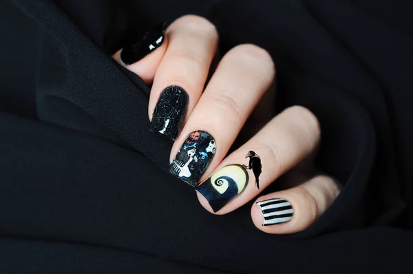 Nail Art nera manicure di Halloween in stile incubo prima di Natale con teschio e ragnatele e corvo — Foto Stock