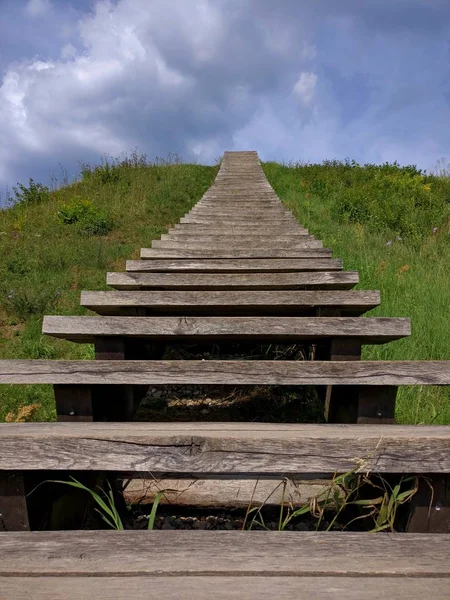 Schodiště Vedoucí Zatažené Obloze — Stock fotografie