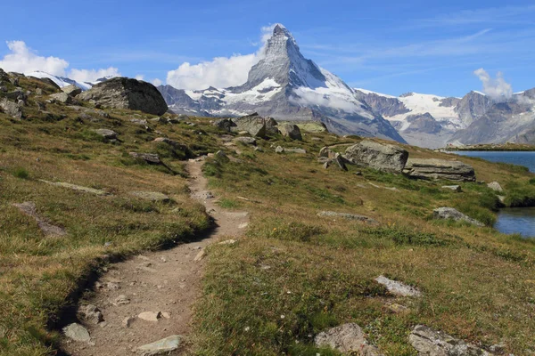 Hiking trail to Matterhorn mountain — Stock Photo, Image