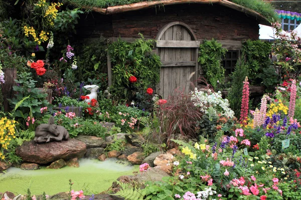 Prachtige tuin en houten hut — Stockfoto