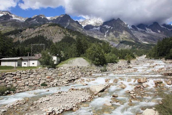 Wiejskie krajobrazy na Mont Blanc — Zdjęcie stockowe