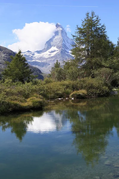 Floresta e lago em Matterhorn — Fotografia de Stock