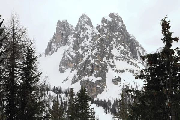 Snöiga landskap vid Dolomiterna — Stockfoto