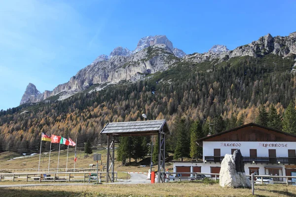 Misurina aldeia de Dolomites, Itália — Fotografia de Stock