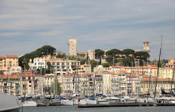 Cannes stadsbilden sedd från den gamla hamnen — Stockfoto