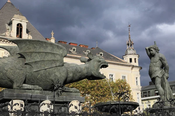 Fontaine médiévale Lindworm — Photo