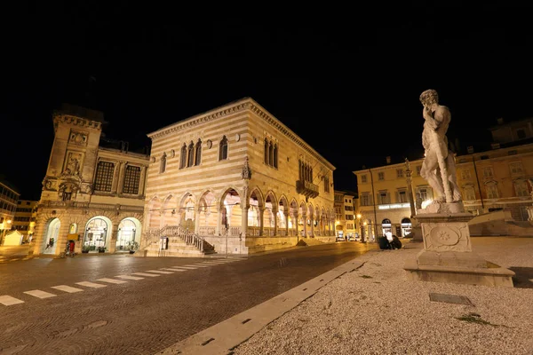 Night cityscape of Udine old town — Stock Photo, Image