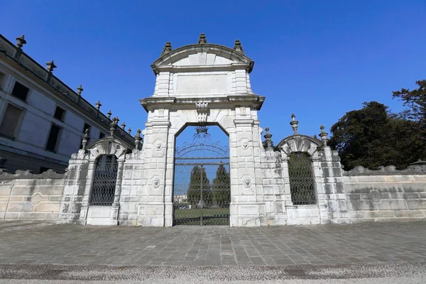 gate to Villa Pisani