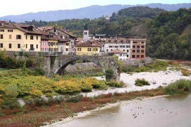 Belluno, İtalya'nın kırık köprüsünde doğal peyzaj