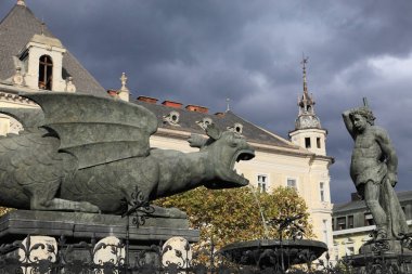 Ortaçağ Lindworm Çeşmesi, Klagenfurt, Avusturya şehrin sembolü.