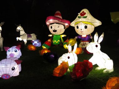 HONG KONG, ÇİN - 18 SEPT 2014: Çin fenerleri, 18 Eylül 2014 'te Çin' in Hong Kong kentinde ay festivali olarak da bilinen sonbahar ortası festivalini kutlamak için yanar..