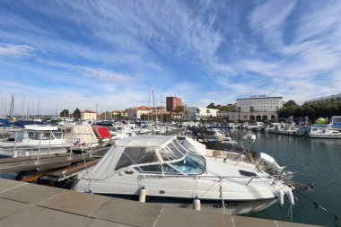 Koper, Slovenya - 9 Ekim 2016: 9 Ekim 2016 Koper, Slovenya kıyı manzaraya. Koper bir dönüm noktası liman kenti Slovenya'nın Adriyatik sahil şeridi üzerinde olduğunu.