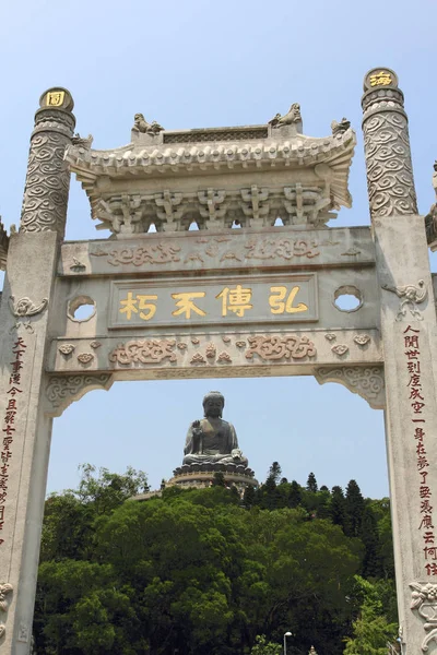 中国香港 2014 通往宝莲禅寺在 2014 日在中国香港 宝林寺在大屿山是香港最受欢迎的旅游景点之一 — 图库照片