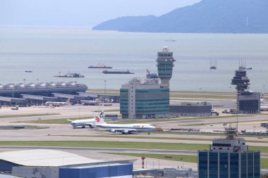 Hong Kong - 14 Nisan 2015: Hong Kong Uluslararası Havaalanı 14 Nisan 2015 tarihinde Hong Kong, Çin .