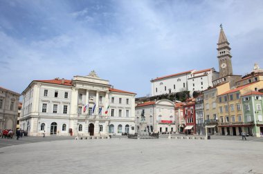 Piran, Slovenya - 14 Nisan 2014: Piran üzerinde 14 Nisan 2014 Piran, Slovenya tarihi merkezinde. Venedik Mimarlık, bu en popüler kıyı şehir Slovenya dolu.