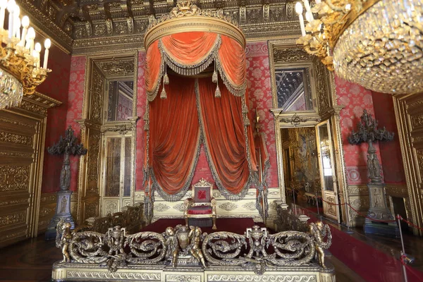 意大利都灵 2016年5月24日 国王的王位在宫殿 Reale 在2016年5月24日在意大利都灵 Reale 宫是一个地标性的宫殿和联合国教科文组织世界遗产遗址 — 图库照片