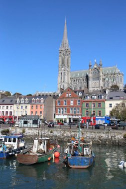 Cobh, İrlanda - 14 Ekim 2018: Cobh, İrlanda 'da şehir manzarası ve liman. Cobh eskiden İngiliz yönetimi altında Queenstown olarak bilinirdi..