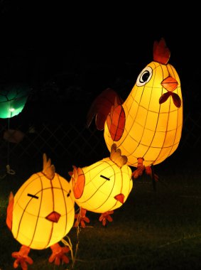 Hong Kong - 3 Mart 2018: Çin fenerleri Çin sevgililer gününü kutlamak için ışık yanar, 3 Mart 2018'de Tung Chung, Hong Kong'da.
