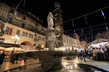 Verona, İtalya - 9 Aralık 2017: Noel pazarı için dekore edilmiş 9 Aralık 2017 gecesi, Verona, İtalya'da tarihi merkezi.