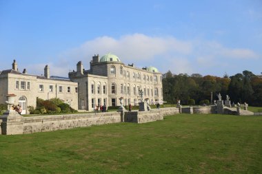 DUBLIN, IRELAND - 10 Ekim 2018 'de Dublin' deki Powerscourt Emlak ve Bahçesi. Dublin 'de bir dönüm noktasıdır..