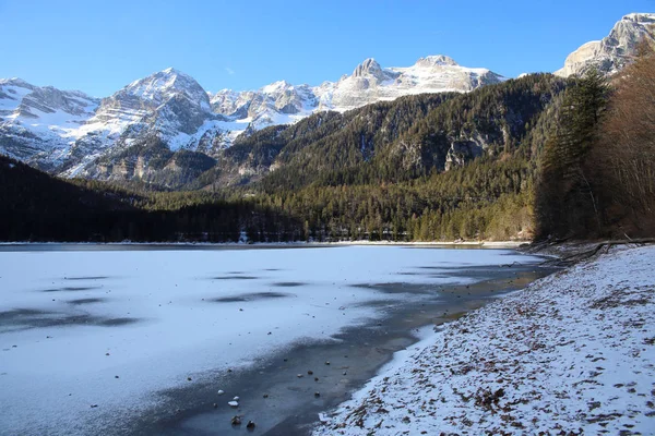 Lago Alpino Congelado Tovel Dolomitas Itália — Fotografia de Stock