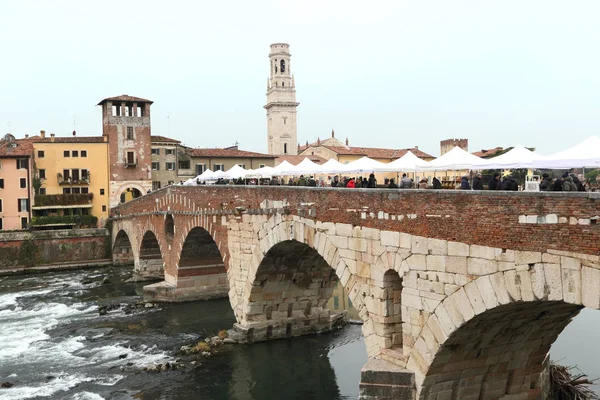 Verona Itálie Prosinec 2017 Historický Most Vánoční Trh Veroně Itálie — Stock fotografie