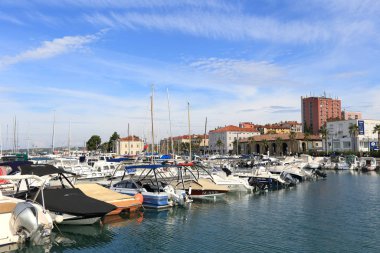 KOPER, SLOVENIA - 9 Ekim 2016: Slovenya 'nın Koper kentinde kıyı manzarası. Slovenya 'nın Adriyatik kıyı şeridinde tarihi bir liman kenti..