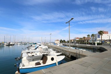 KOPER, SLOVENIA - 9 Ekim 2016: Slovenya 'nın Koper kentinde kıyı manzarası. Slovenya 'nın Adriyatik kıyı şeridinde tarihi bir liman kenti..