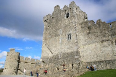 KILLARNEY, IRELAND - 14 Ekim 2018 'de İrlanda, Killarney' deki ulusal parkta Ross Castle. Tarihi bir simgedir..