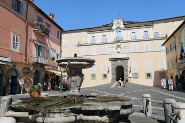 Castel Gandolfo, İtalya: 25 Mart 2019 - Papa 'nın sarayı ve pazar meydanı 25 Mart 2019' da İtalya 'nın Castel Gandolfo kentinde.