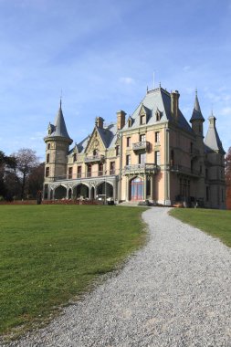 THUN, SWitness ZERLAND- 13 Kasım 2015: Schloss Schadau ve 13 Kasım 2015 'te İsviçre' nin Thun kentinde bahçe. Thun Gölü 'ne ve Interlaken bölgesine bakan güzel bir kaledir..