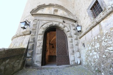 Bracciano, İtalya - 31 Mart 2019: Castello Orsini-Odescalchi 'ye giriş 31 Mart 2019 tarihinde İtalya' nın Bracciano kentinde.