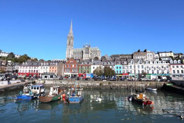 Cobh, İrlanda - 14 Ekim 2018: Cobh, İrlanda 'da şehir manzarası ve liman. Cobh eskiden İngiliz yönetimi altında Queenstown olarak bilinirdi..