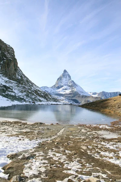 马特霍恩峰山和里弗尔稀湖瑞士 — 图库照片