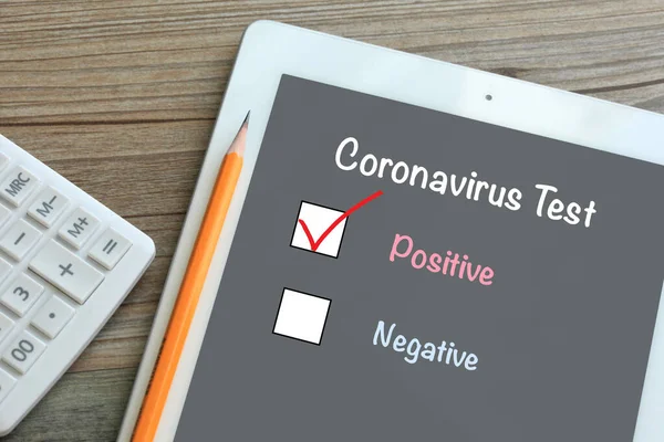 Testarea Coronavirusului Arată Rezultat Pozitiv — Fotografie, imagine de stoc