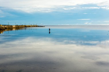 plaja Baclayon Kilisesi önünde