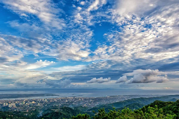 Вид на город Себу с высоты птичьего полета — стоковое фото