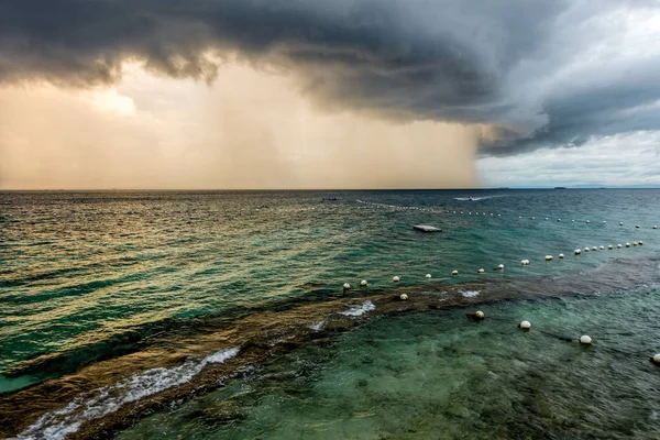 Las tormentas de truenos en la ciudad de Lapu Lapu — Foto de Stock