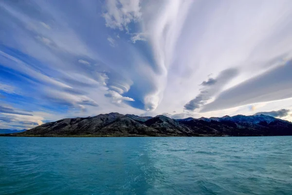 Arjantin göl kenarında özel bulut — Stok fotoğraf