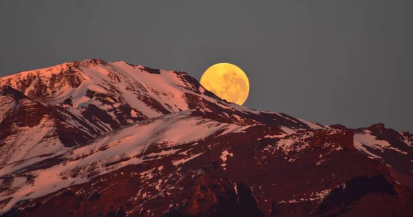 Ascensão da lua na montanha de neve da Patagônia — Fotografia de Stock