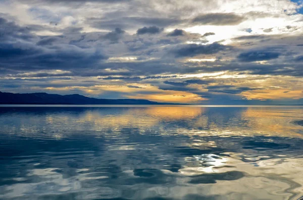 Nuvem colorida no lago Argentina — Fotografia de Stock