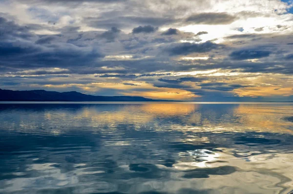 Colourful cloud on the Argentina lake — Stock Photo, Image