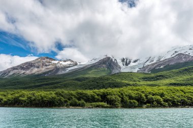 (Lago del Desierto çöl Gölü çevresinde buzullar)